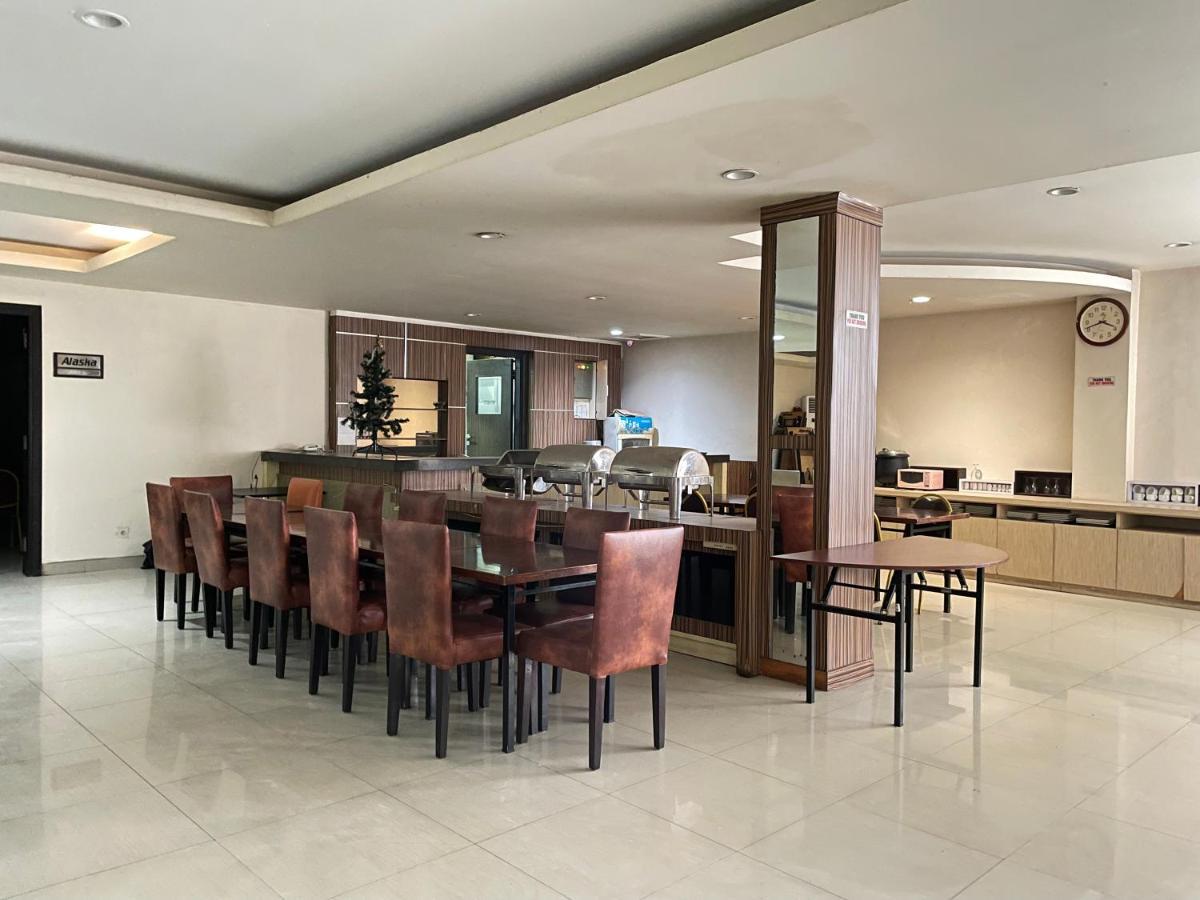 Collection O 1279 Hotel Grand Celino Makassar Dış mekan fotoğraf