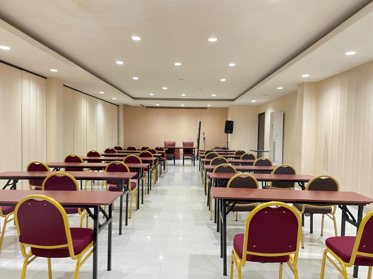 Collection O 1279 Hotel Grand Celino Makassar Dış mekan fotoğraf
