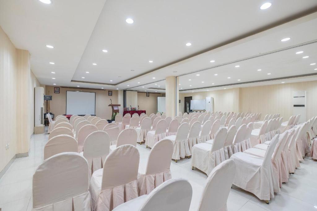 Collection O 1279 Hotel Grand Celino Makassar Dış mekan fotoğraf
