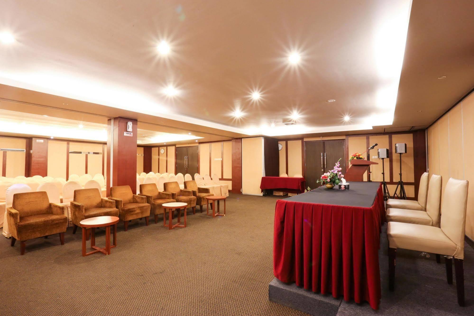 Collection O 1279 Hotel Grand Celino Makassar Dış mekan fotoğraf
