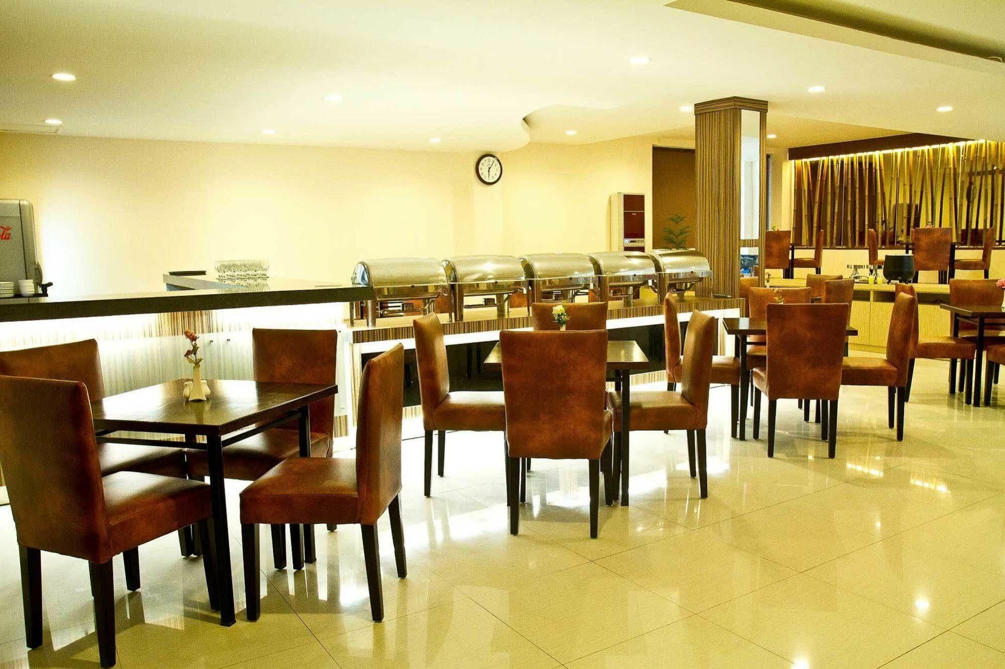 Collection O 1279 Hotel Grand Celino Makassar Dış mekan fotoğraf